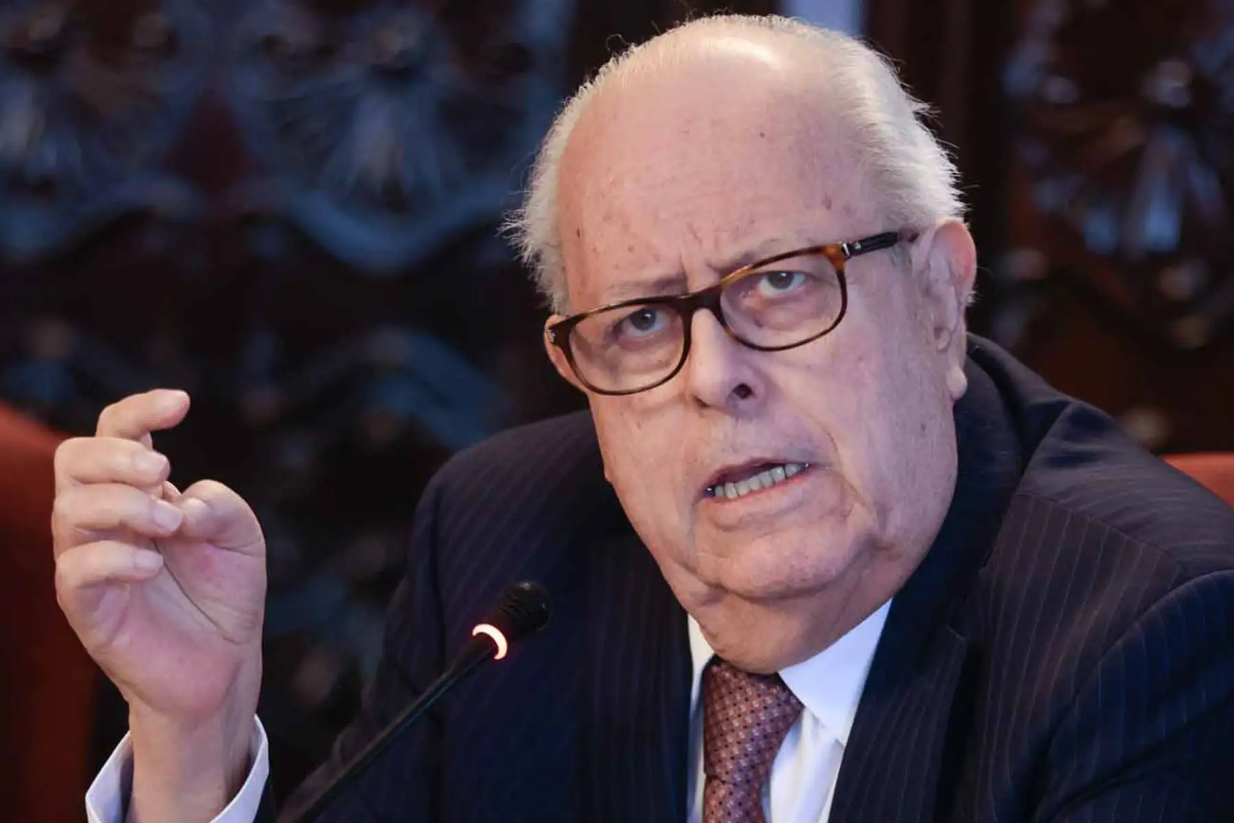 Julio Velarde: niveles sanitario y educativo no corresponden a nuestro ingreso per cápita