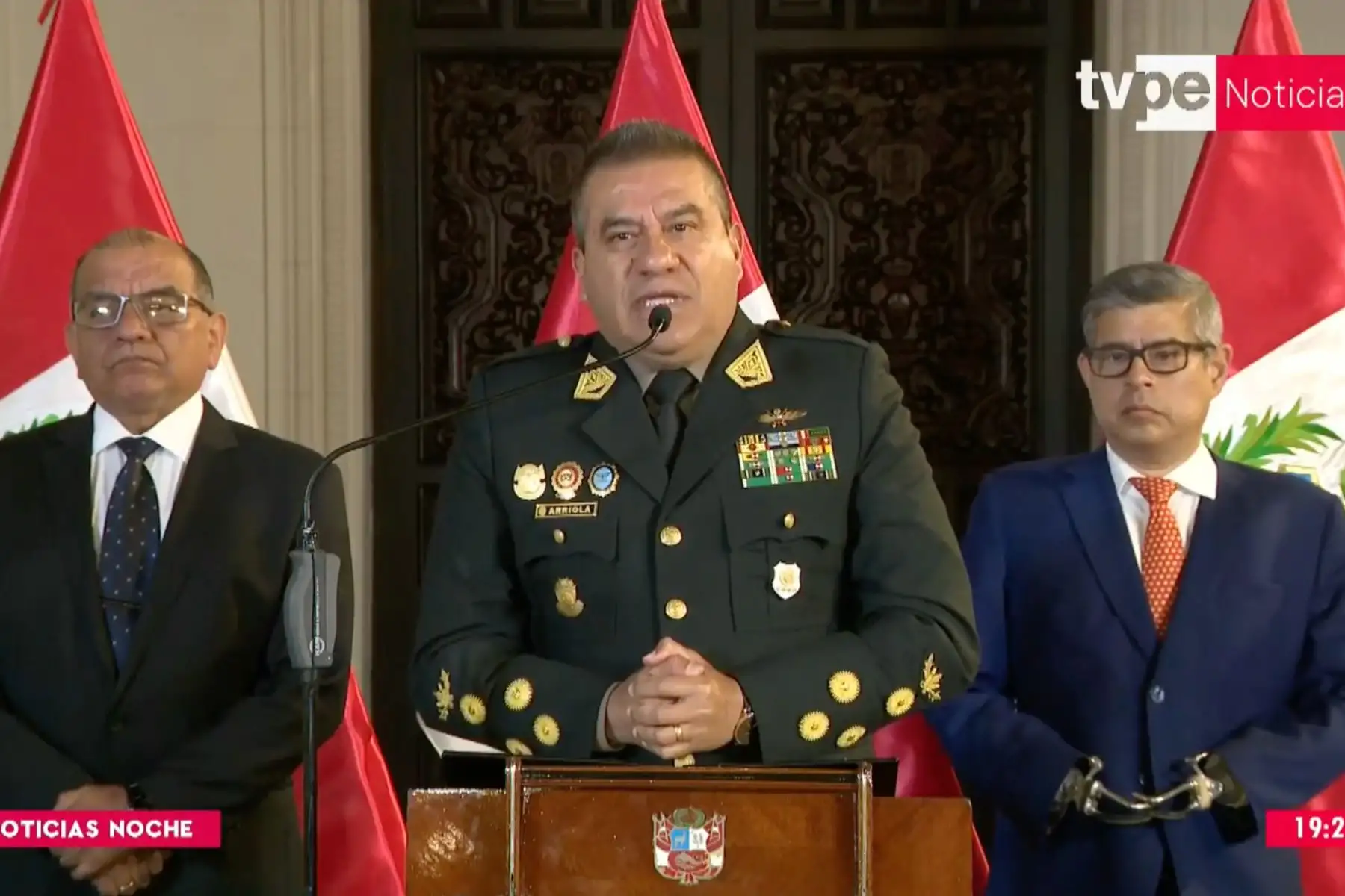 Óscar Arriola anuncia que deja comandancia general de la Policía Nacional