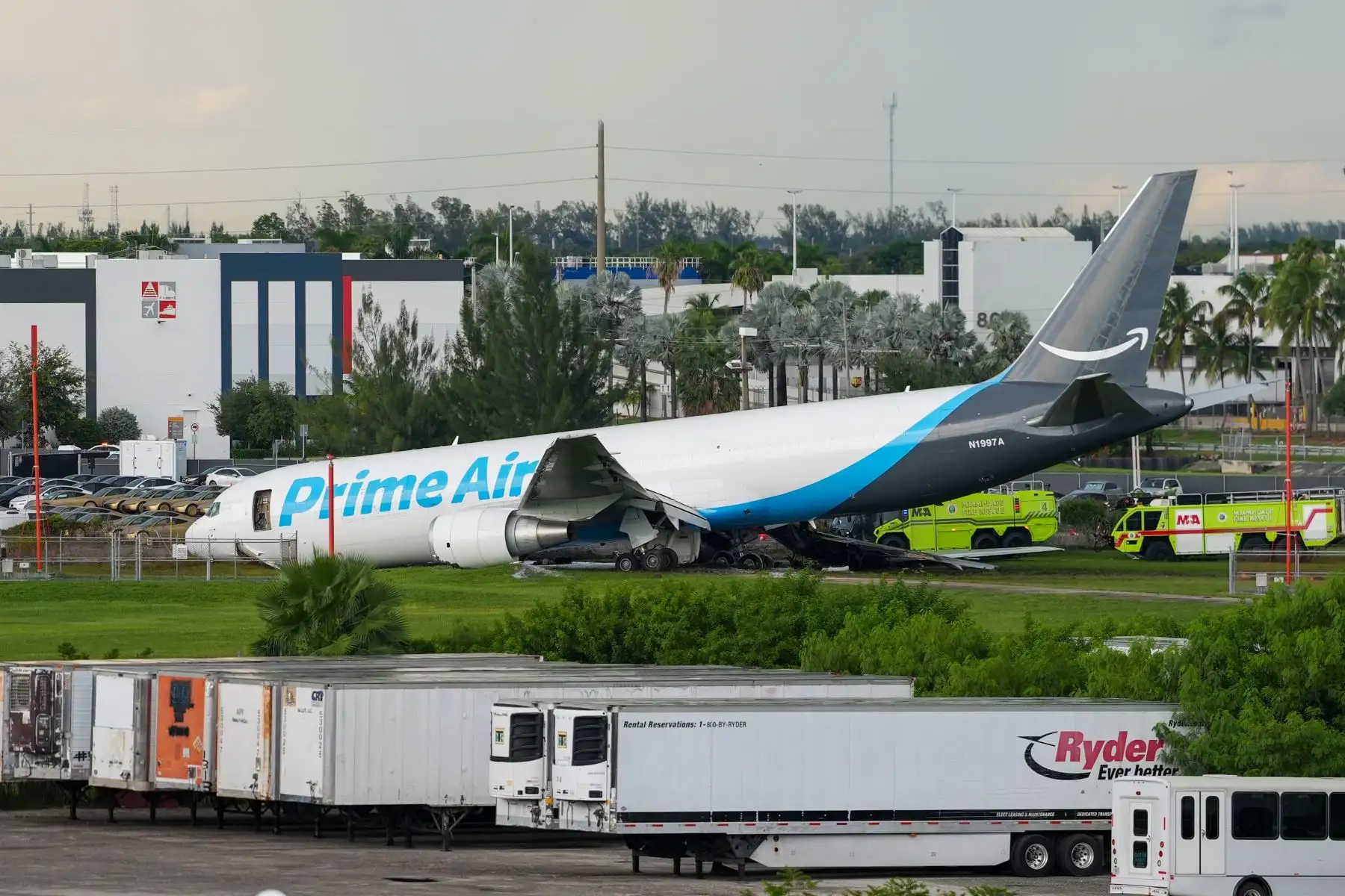 Avión de Amazon que se estrelló en Miami chocó contra una furgoneta con siete pasajeros