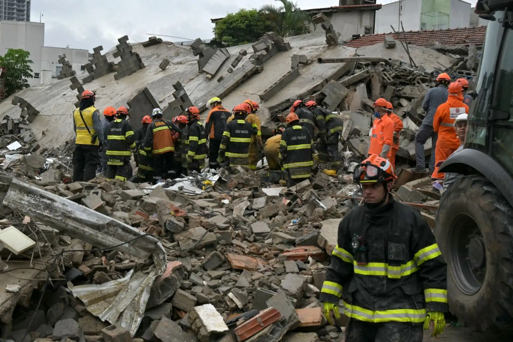 Dos muertos y cuatro desaparecidos al colapsar un edificio en construcción en São Paulo