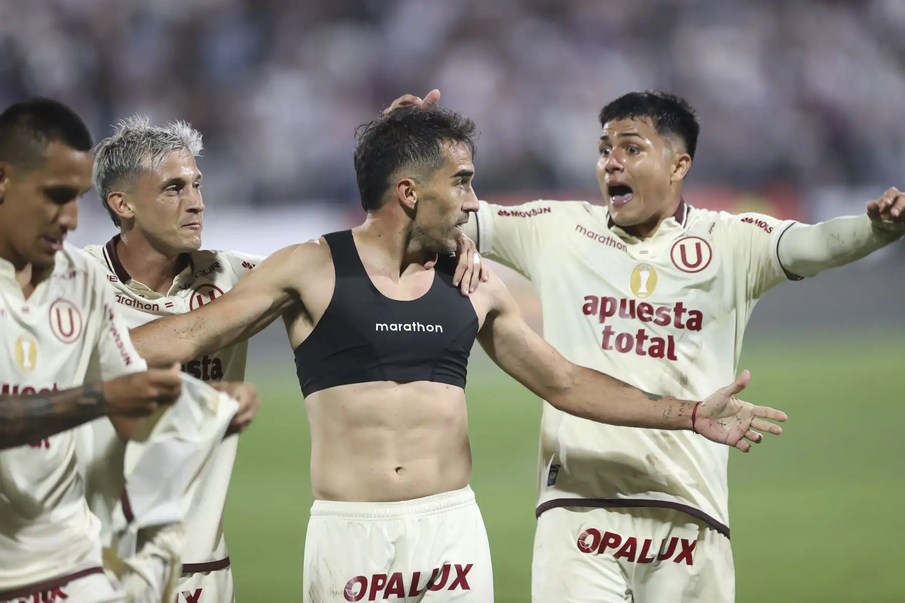 En vibrante clásico Universitario derrotó 2-1 a Alianza Lima en el estadio de Matute