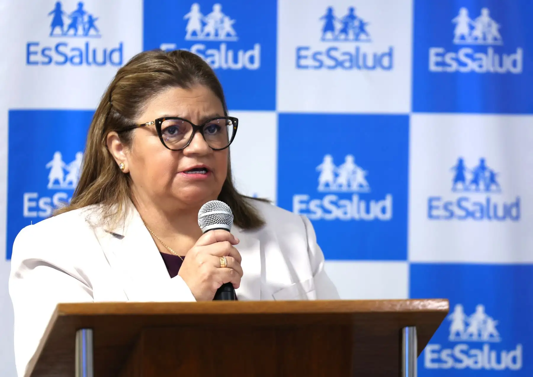 Confirman reorganización de EsSalud y mejora de compras de medicamentos