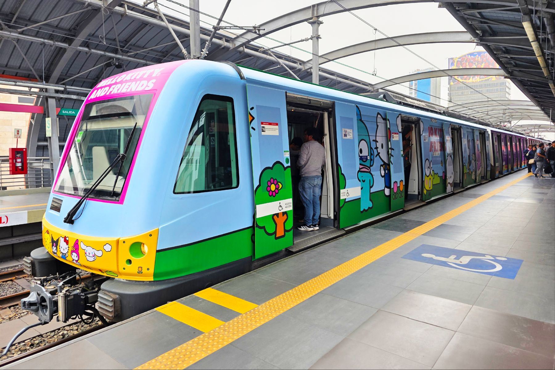 Línea 1 del Metro: trenes lucen imagen de Hello Kitty por el mes de la amistad