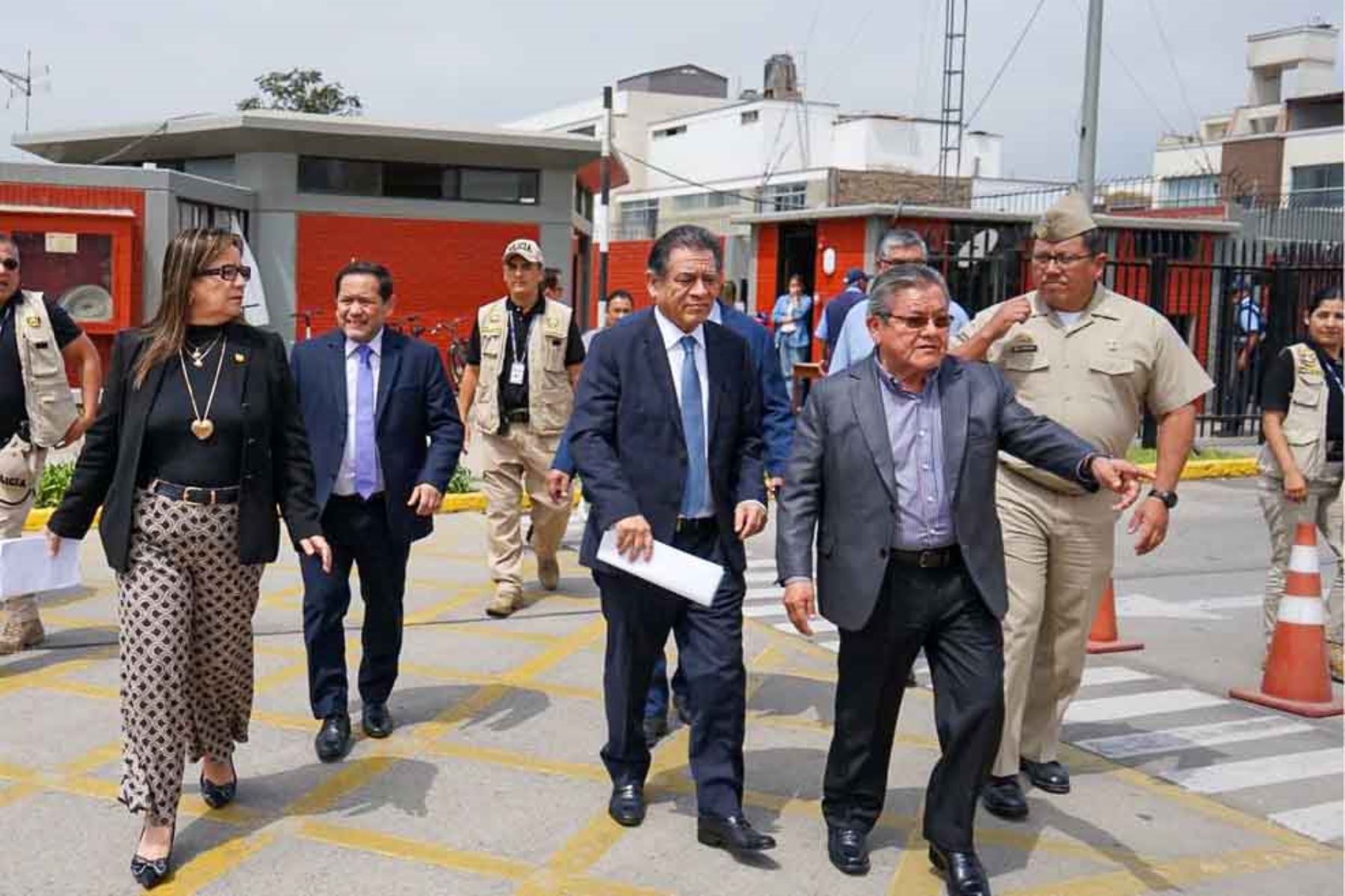Ministro Chang: se restablecerá el orden en escuela y la autoridad del director y maestros