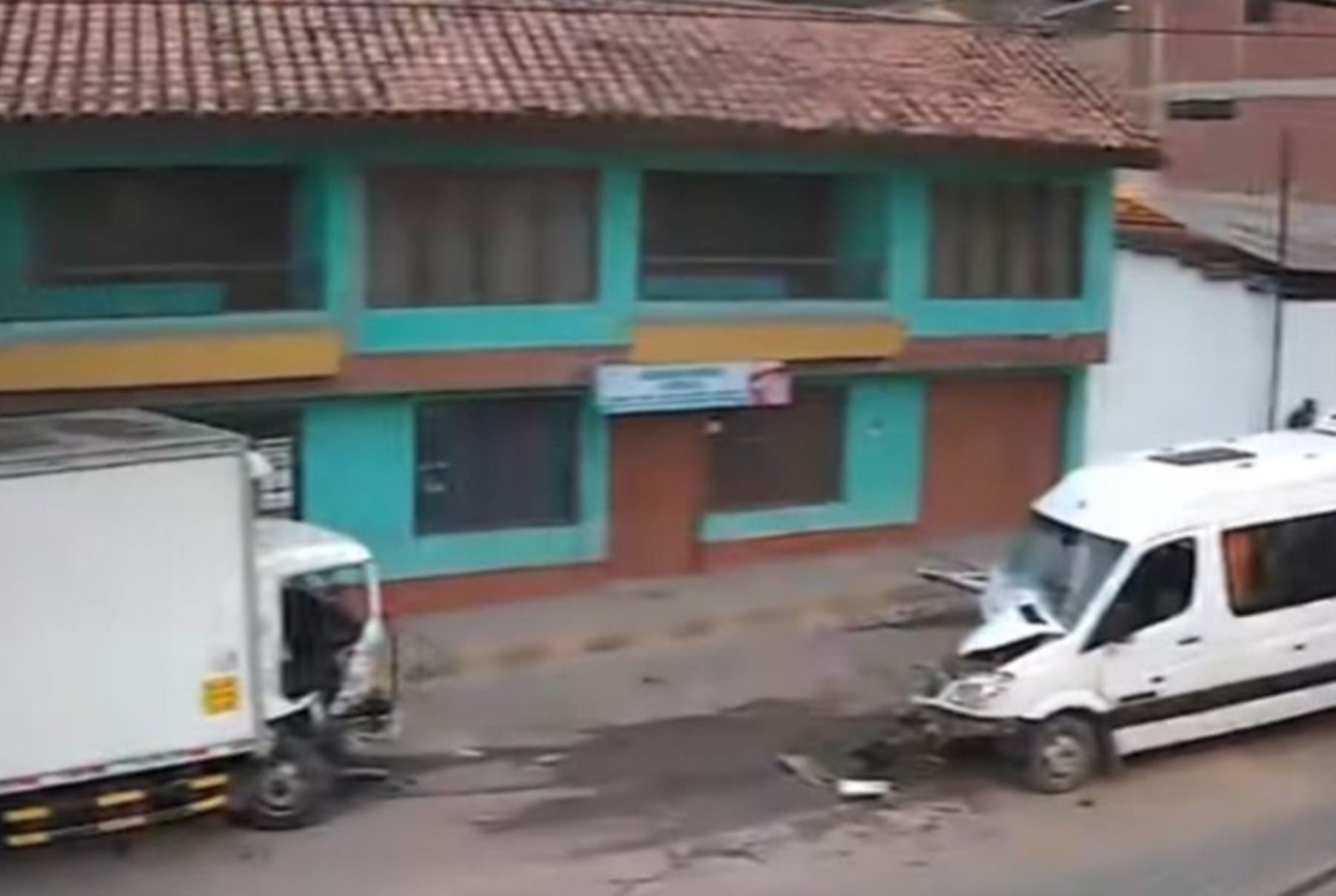 Cusco: 16 turistas resultan heridos en colisión de bus que los transportaba con camión