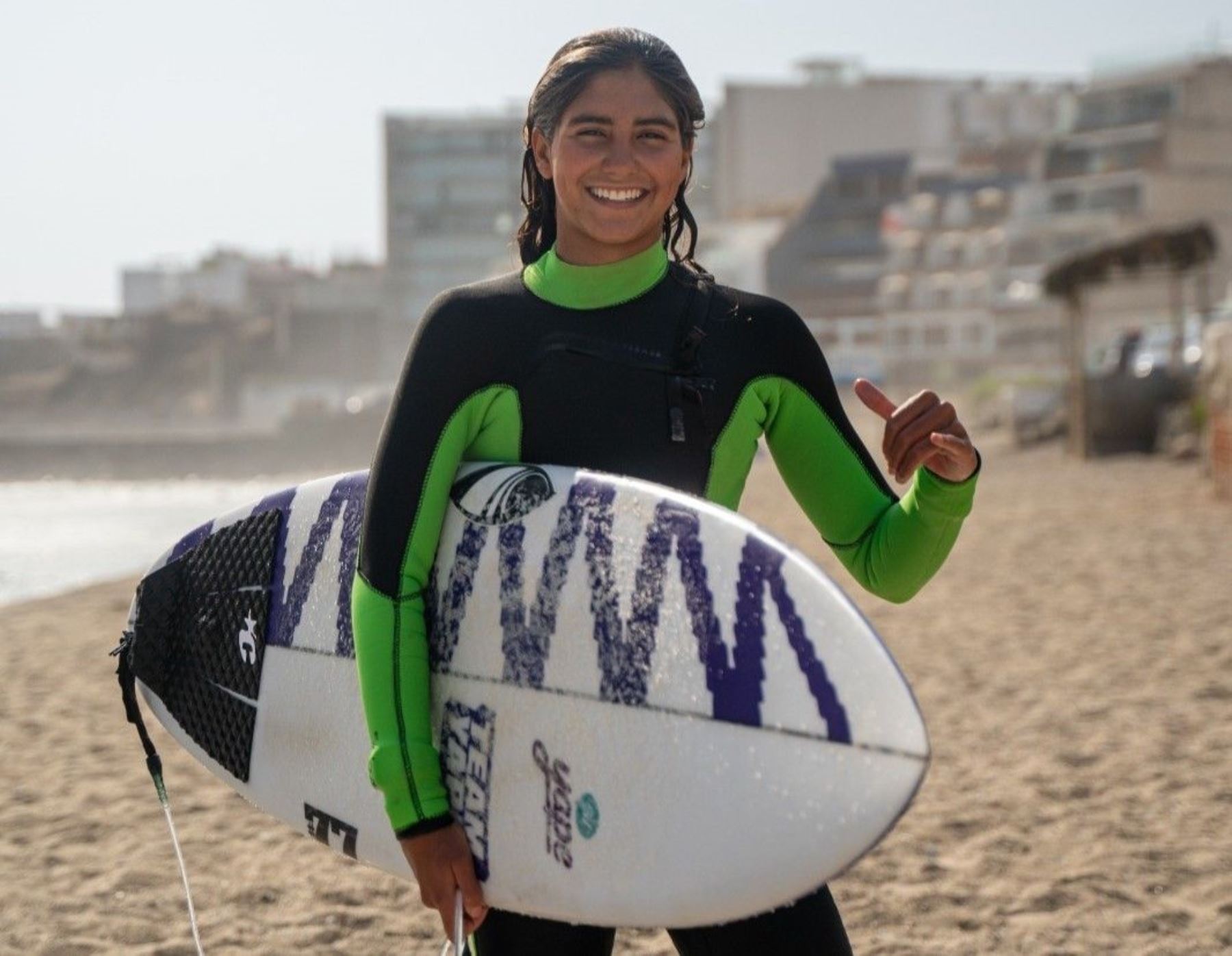 Dos jóvenes surfistas peruanas se ubican entre las mejores del mundo en El Salvador