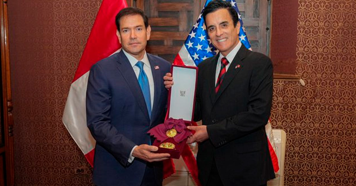 Marco Rubio es condecorado con la Orden El Sol del Perú por el canciller Carlos Espá