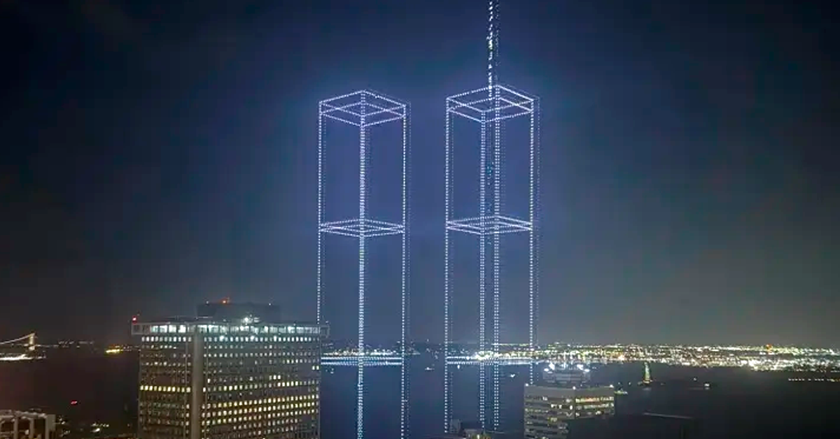 Nueva York recrea con drones las Torres Gemelas: homenaje a las víctimas del 11 de septiembre tras 25 años del atentado