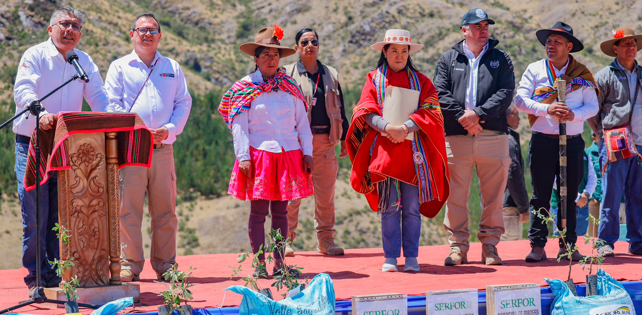 Cusco: Keiko Fujimori entregó bienes, semillas y recursos para organizaciones de mujeres agrarias