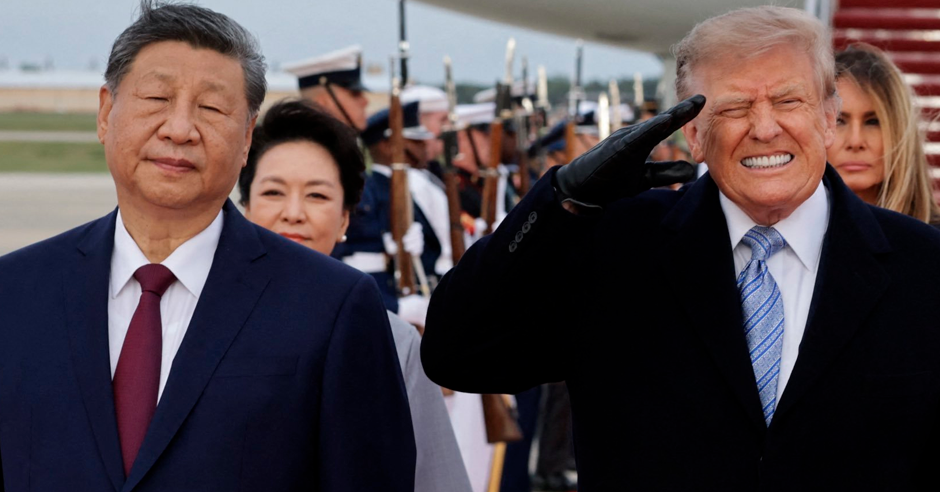¿Se asustó? La llamativa mueca de Donald Trump tras el paso de dos aeronaves oficiales en el recibimiento de Xi Jinping
