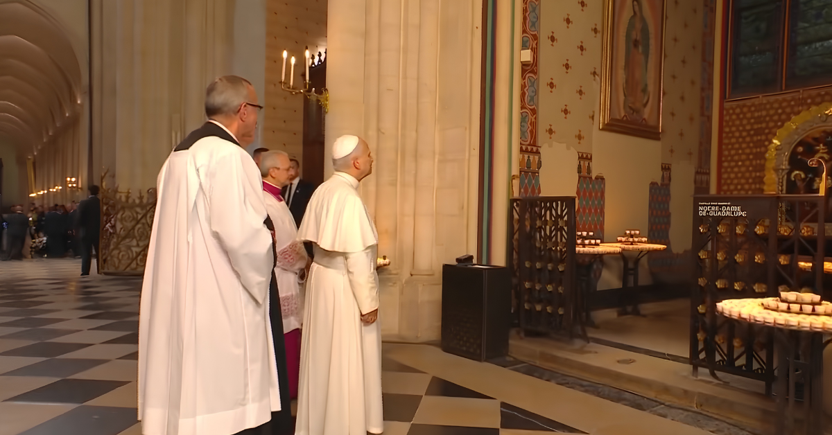 Papa León XIV se detuvo ante el Señor de los Milagros en Notre-Dame durante su visita a Francia