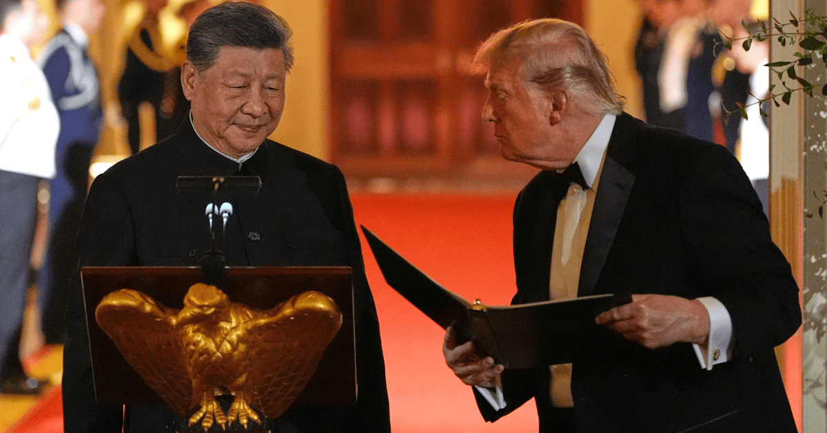 Donald Trump obsequia una estatua de águila calva a Xi Jinping durante una cena estatal en la Casa Blanca
