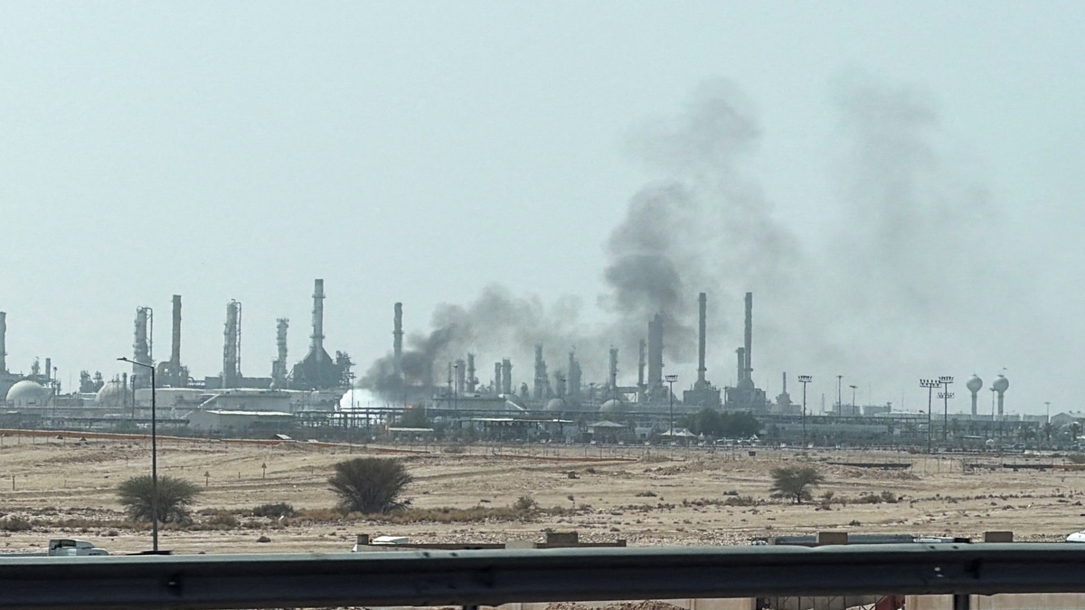 Investigan un fuerte incendio cerca de una instalación de la mayor petrolera saudita en el sur de Riad