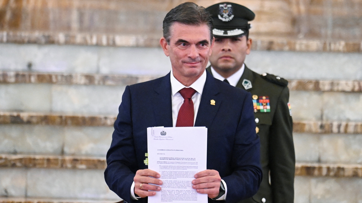 Rodrigo Paz promulgó una ley que permite suspender al fiscal general de Bolivia, investigado por una presunta red de protección al narcotráfico